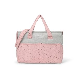 Bolsa de bebé rosa Tous baby, confeccionada en suave algodón estampado con osos, estrellitas y corazones, combinado en tejido liso de punto. Asas cortas y larga para poder colgar o cruzar. Espacio interior necesario para tus esenciales. Tous. Cunitas